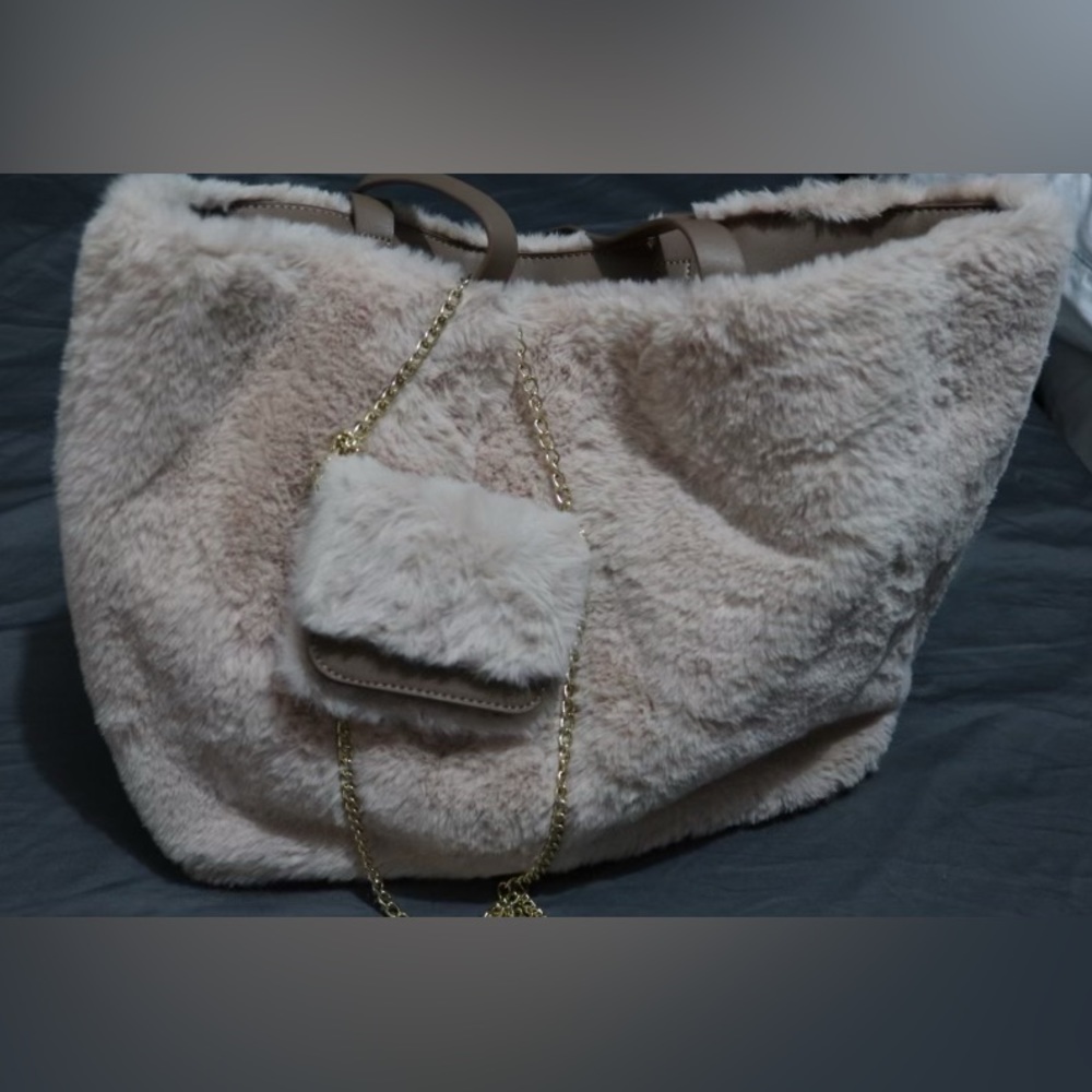 Laundry by Shelli Segal purse. Tote bag with small clutch. Faux fur.